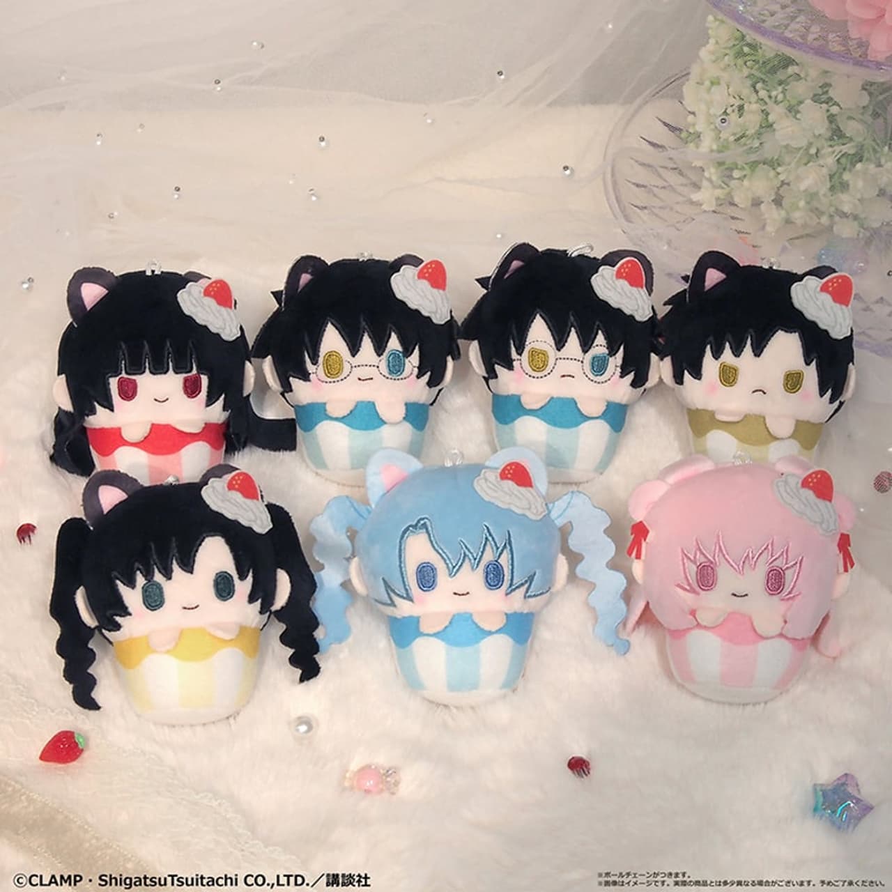 Se ven varios peluches de personajes de 'xxxHOLiC' en diferentes colores y estilos.