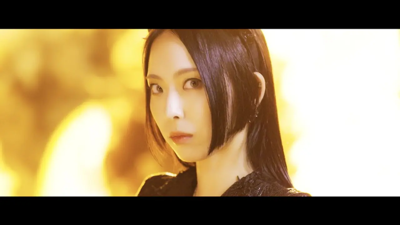 La vocalista de BAND-MAID mira a cámara con una expresión intensa.