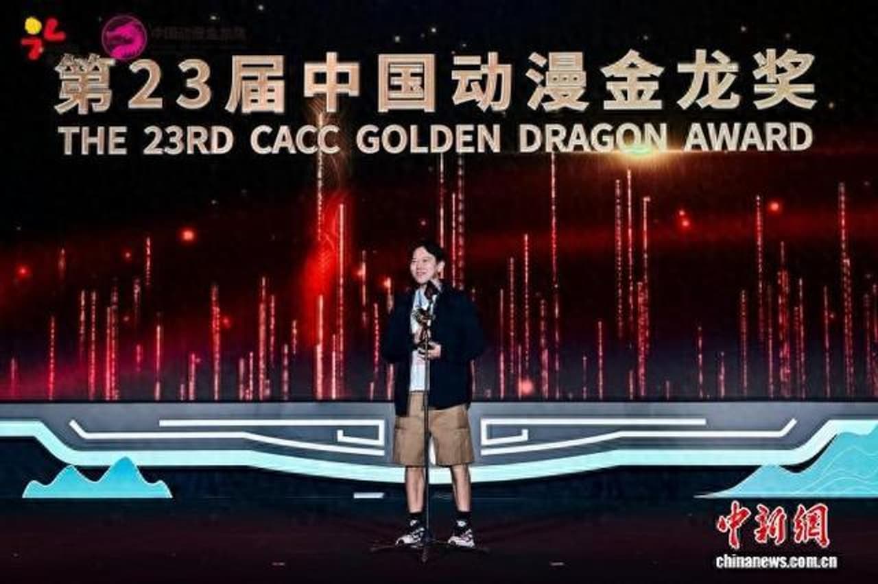 Chen Jiang recoge el Premio Dragon Dorado en nombre del equipo de 'Cong qian you zuo shan'.