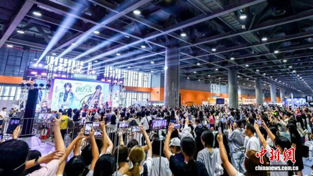 Los asistentes graban con sus teléfonos la inauguración del festival en Guangzhou.