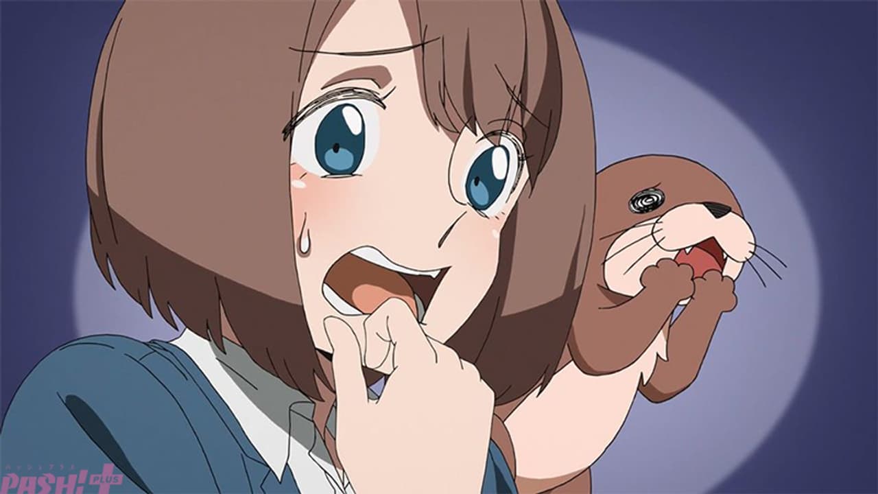 Kanako sostiene una nutria en el visual del anime.