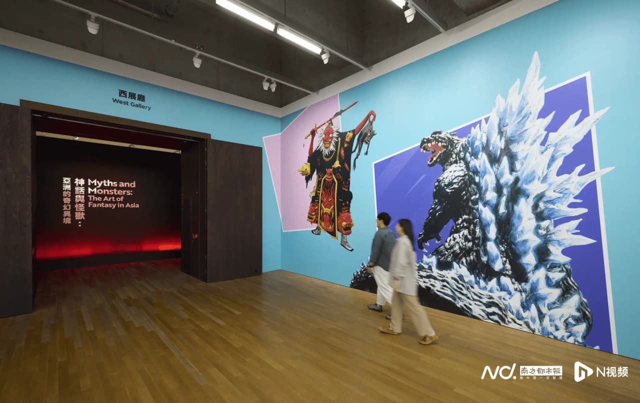 Galería del M+ con murales de Godzilla y un guerrero, parte de la exposición «Mitos y monstruos: los reinos fantásticos de Asia».