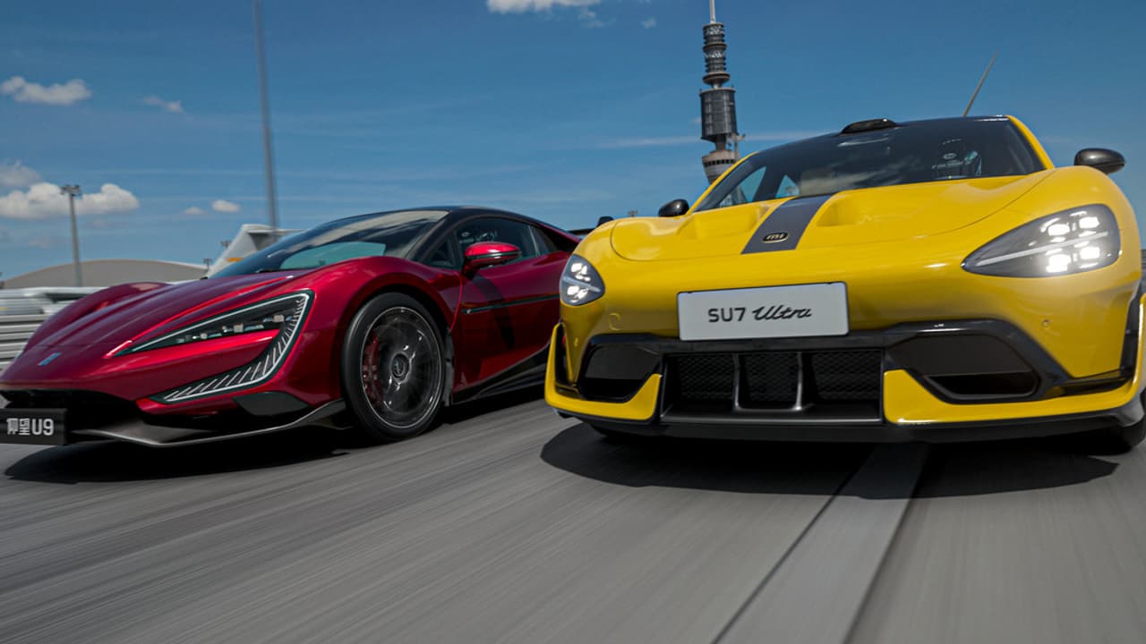 Dos coches deportivos en una pista de carreras.