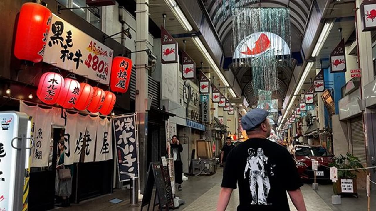 Kendo Kobayashi camina por la calle cubierta de Akashi.