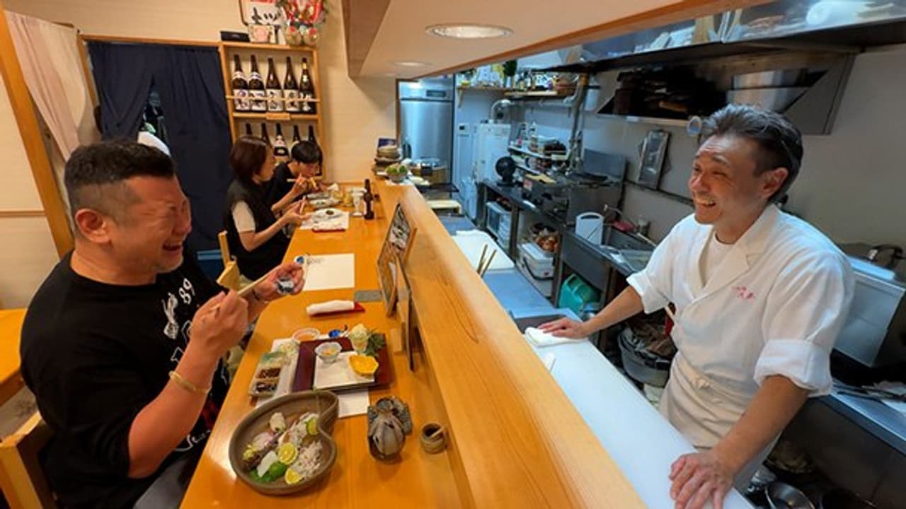 Kendo Kobayashi disfruta de la comida en la barra del restaurante.