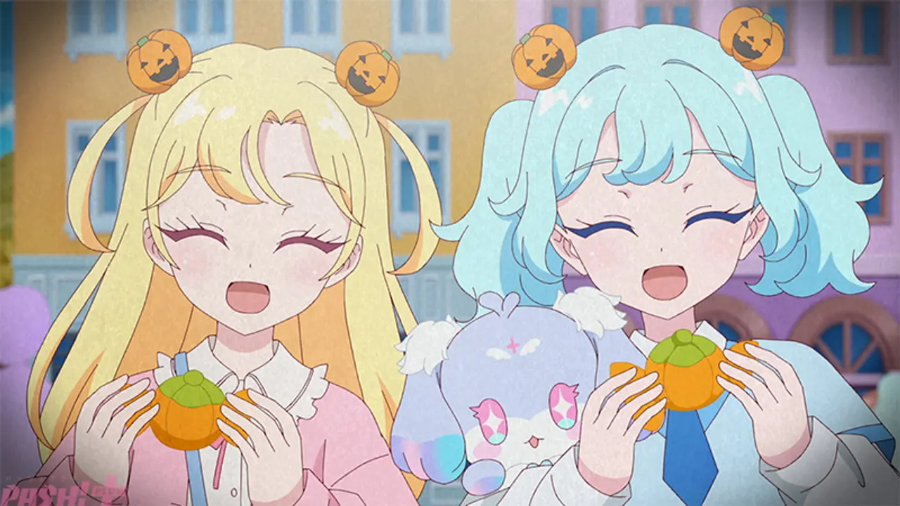 Dos personajes sonrientes sosteniendo dulces de Halloween.