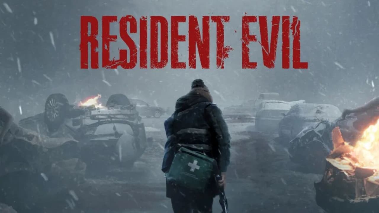 Un repartidor camina entre coches destruidos en la película Resident Evil: Noche de Estallido.