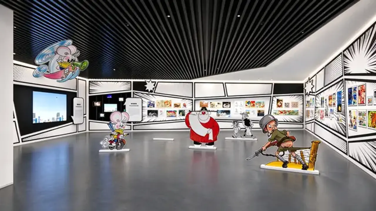 Vista de una de las salas de la exposición con obras de cómic chino en las paredes.