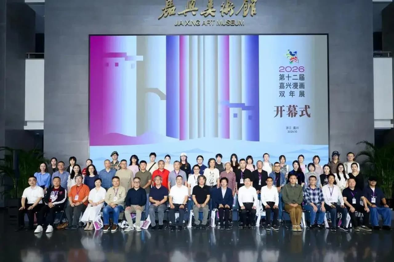 Un grupo de personas posando en un evento relacionado con exposiciones de cómics.