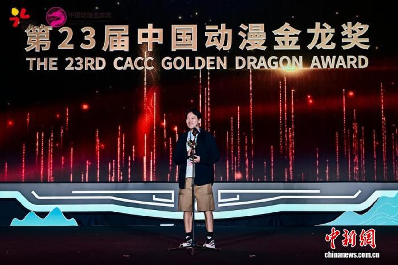 Chen Jiang recibe el premio a la Animación del Año en la ceremonia de los Golden Dragon.