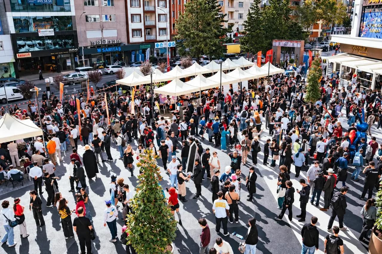 Asistentes al festival de anime KonohaFest en Estambul, antes del ataque que obligó a cerrarlo.